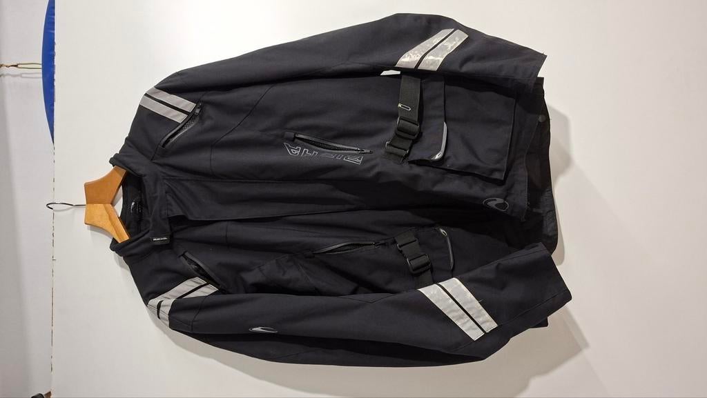 VESTE RICHA, Enlèvement