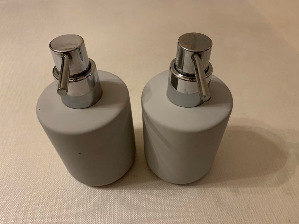 Deux distributeurs de savon, Enlèvement ou Envoi, Comme neuf