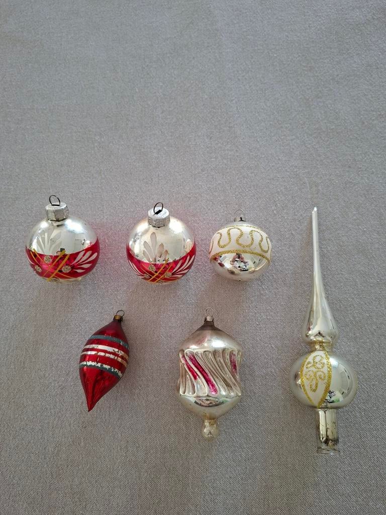 Oude glazen kerstballen zilverkleur en rood en piek, Diversen, Kerst, Ophalen of Verzenden, Gebruikt