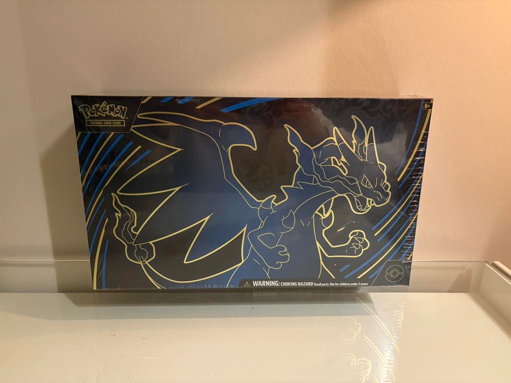 Pokémon Phantasmal Flames Charizard Ultra Premium Collection, Ophalen of Verzenden, Nieuw, Boosterbox, Foil