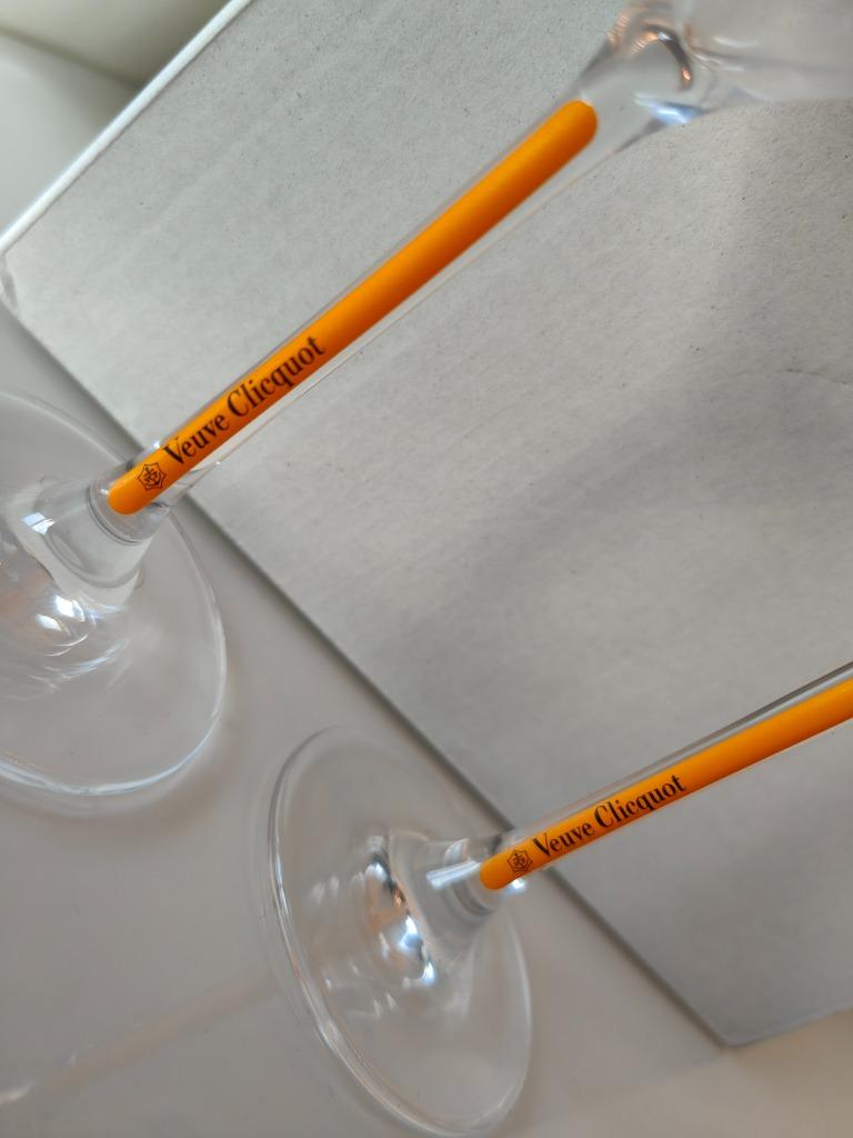 Veuve Clicquot, 6 verres, tige jaune, neufs dans la boîte !, Neuf, Enlèvement ou Envoi, Pleine, Champagne