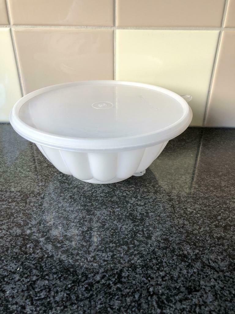 Tupperware taartdoos / pan of cake, Bus of Trommel