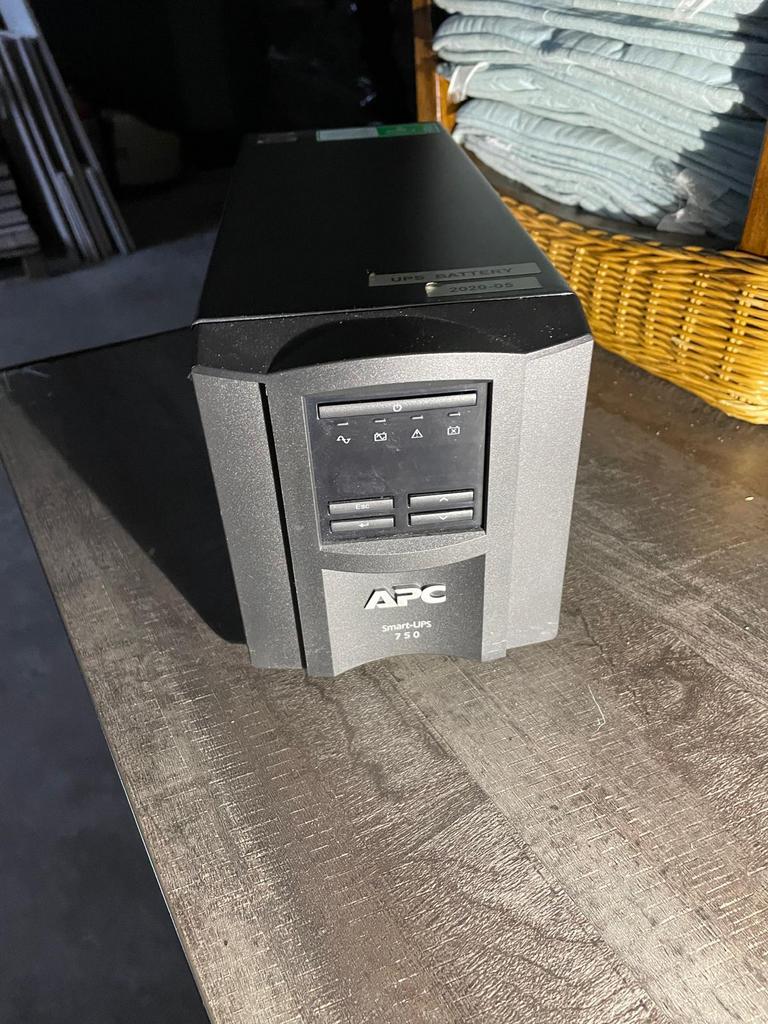 APC Smart-UPS 750 – Professionele noodstroomvoorziening, Computers en Software, Noodvoedingen (UPS), Zo goed als nieuw, Ophalen