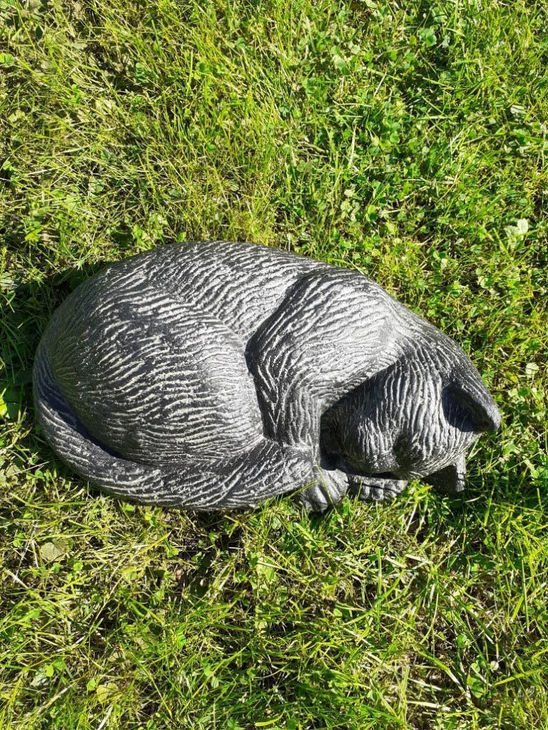 Chat endormi en pierre patinée, Jardin & Terrasse, Statues de jardin, Neuf, Animal, Autres matériaux, Enlèvement ou Envoi