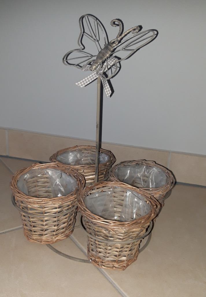 mandjes/bloempot in metalen houder met vlinder, Tuin en Terras, Ophalen, Nieuw, Binnen