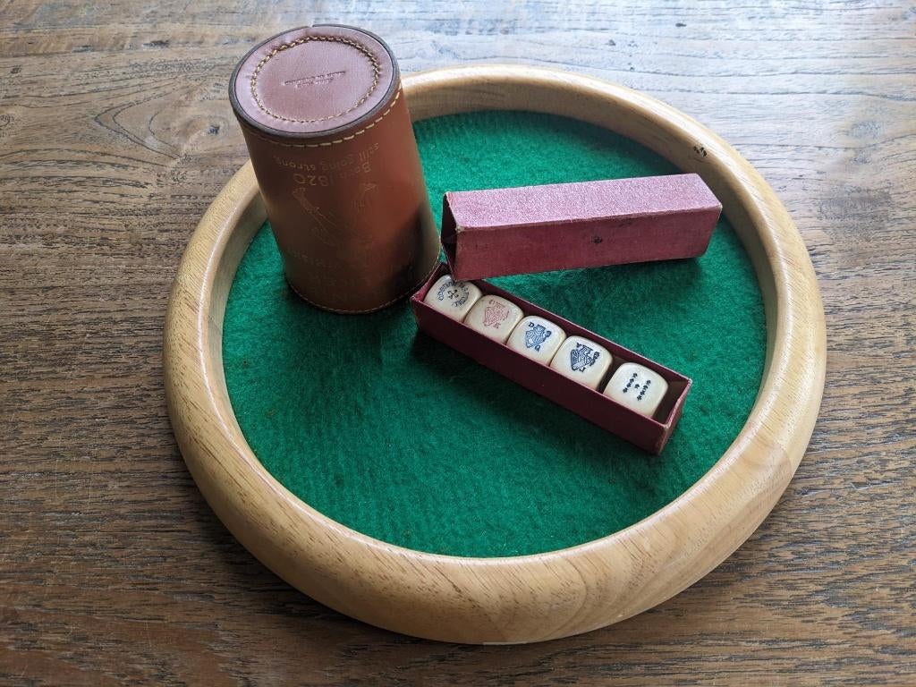 Poker met oude dobbelstenen en pitjesbak, Trois ou quatre joueurs, Enlèvement ou Envoi, Utilisé