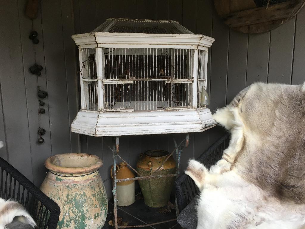 Antieke vogelkooi uit kasteel, Ophalen