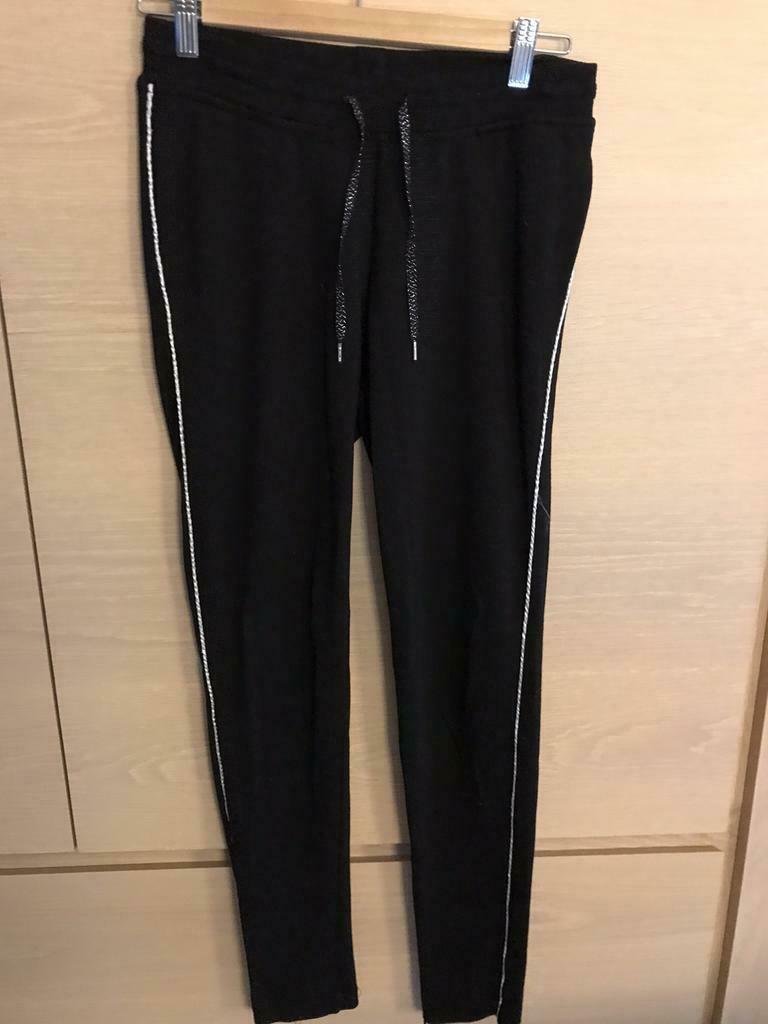 Zwarte broek met zilveren bies - CKS - 14, Kinderen en Baby's, Kinderkleding | Maat 164, Broek, Meisje, Ophalen of Verzenden, CKS