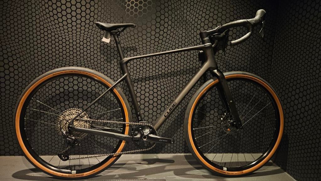 Cube nuroad on1 L €  2049 
‍️carbon frame &carbon voorvor, Enlèvement, Cube, Jacky.sport@telenet.be, Belgie