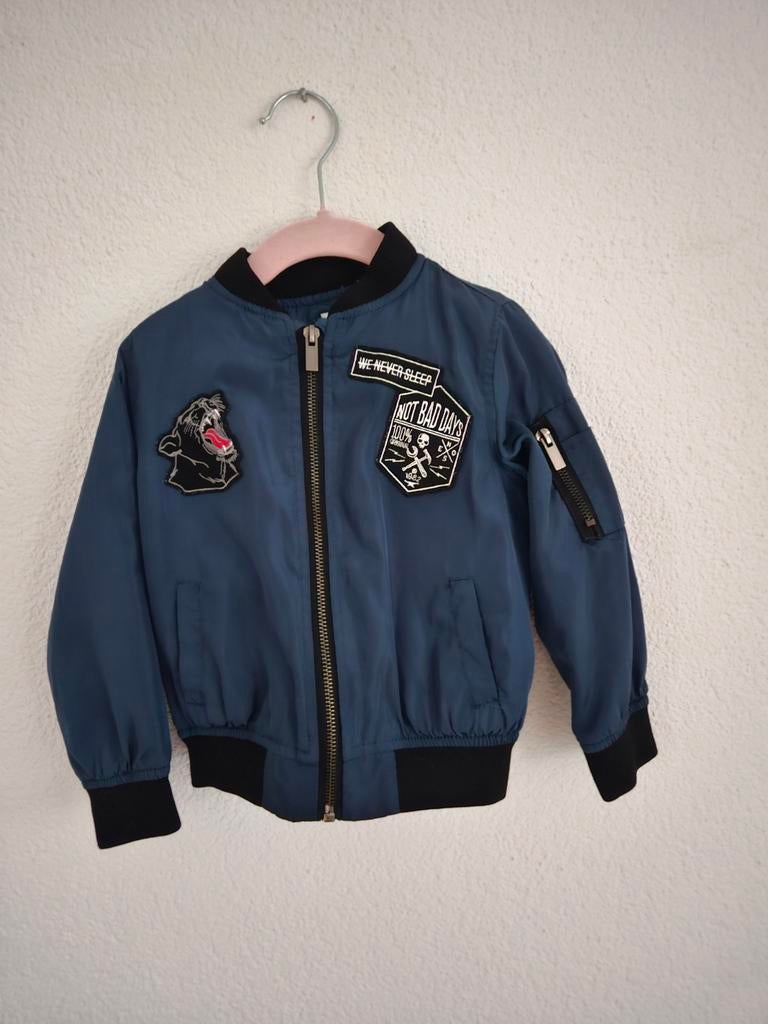 Stoer blauw bomberjack maat 98 met leuke patches. Geschikt v, Ophalen of Verzenden