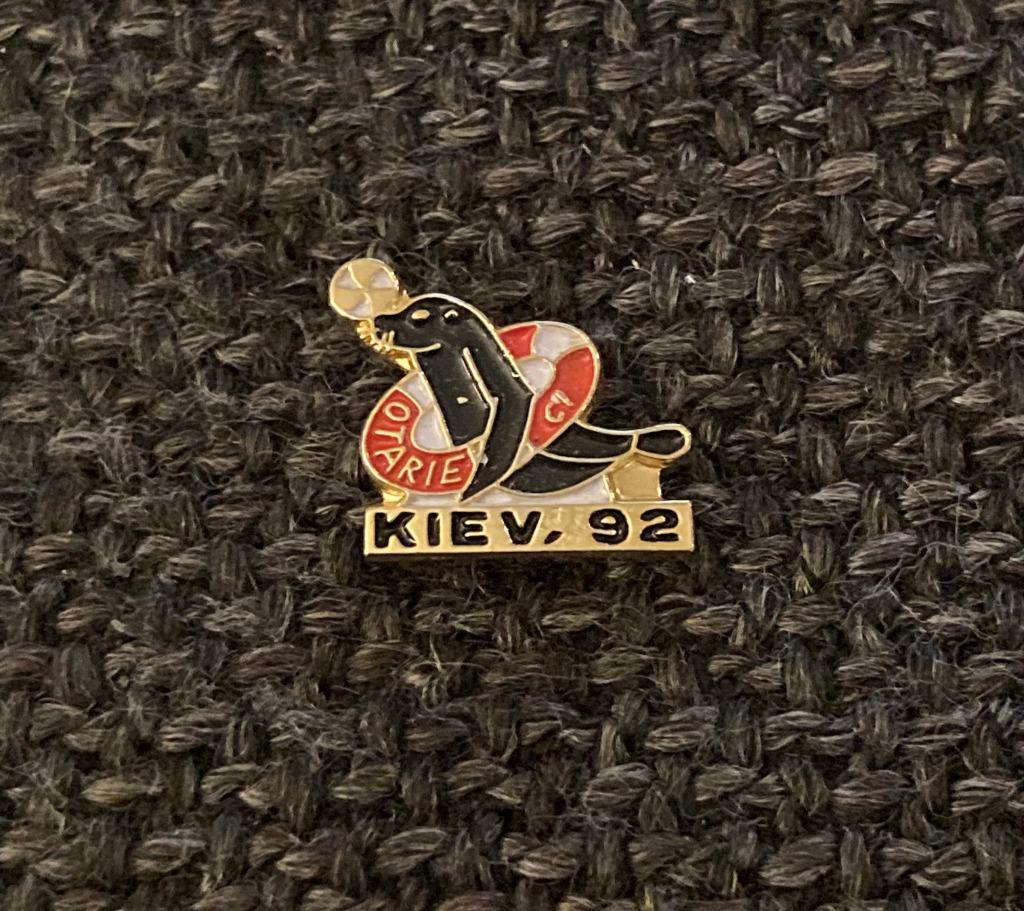 PIN - OTARIE - KIEV - ZEELEEUW, Envoi, Utilisé, Animal et Nature, Insigne ou Pin's
