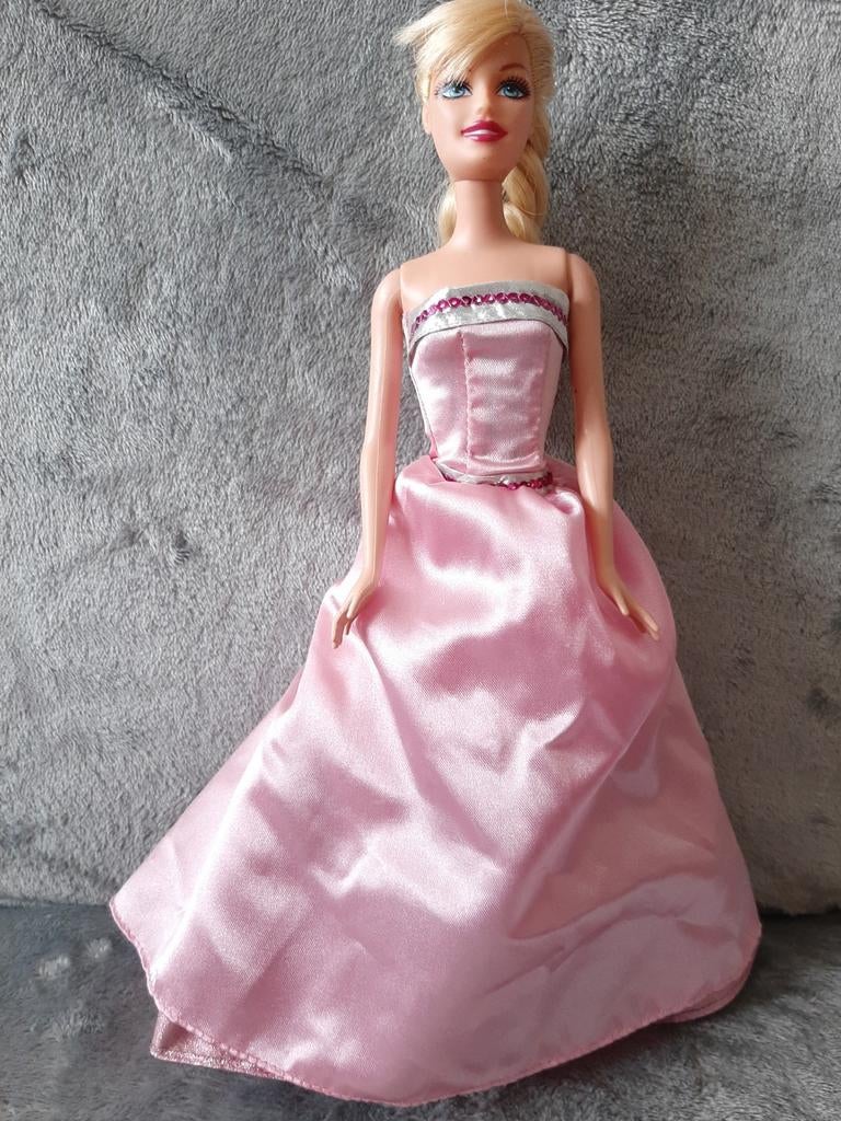 Barbie avec sa robe réversible, Enfants & Bébés, Jouets | Poupées, Enlèvement ou Envoi, Comme neuf, Barbie