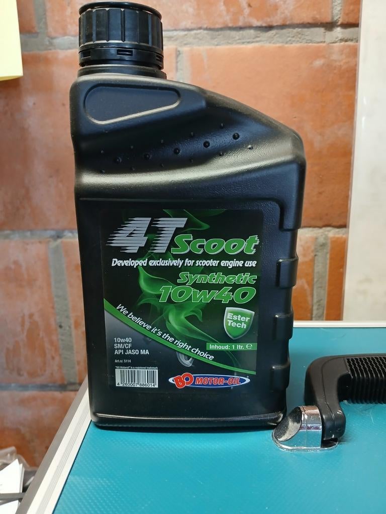 8 bussen van 1 liter.  4 takt scooterolie, Fietsen en Brommers, Ophalen of Verzenden, Nieuw