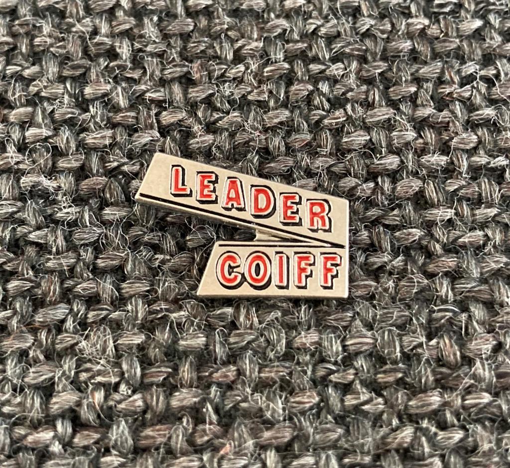PIN - LEADER COIFF - COIFFEUR - KAPPER, Envoi, Utilisé, Autres sujets/thèmes, Insigne ou Pin's