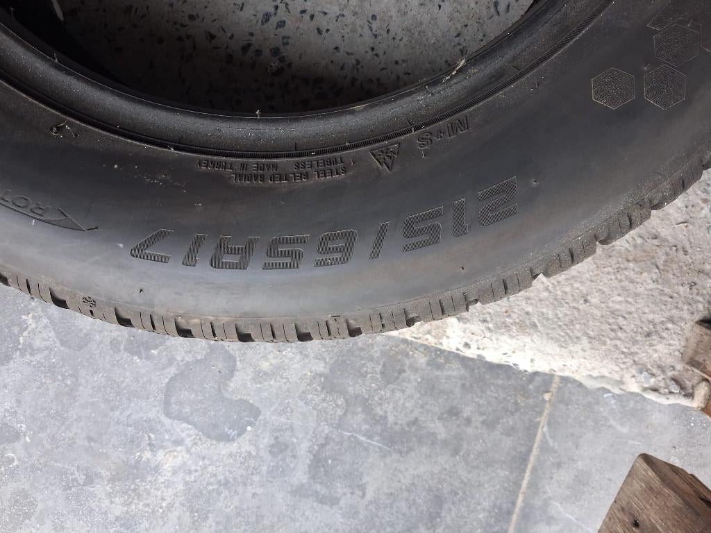 4 pneus d'hiver 215/65 R17 — très bon état, Enlèvement, Pneus hiver, Pneu(s)