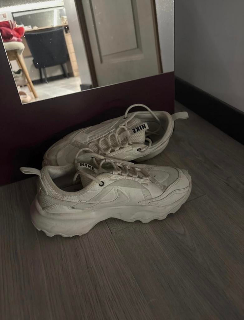 Basket nike blanc (beige), Enlèvement ou Envoi, Comme neuf, Chaussures