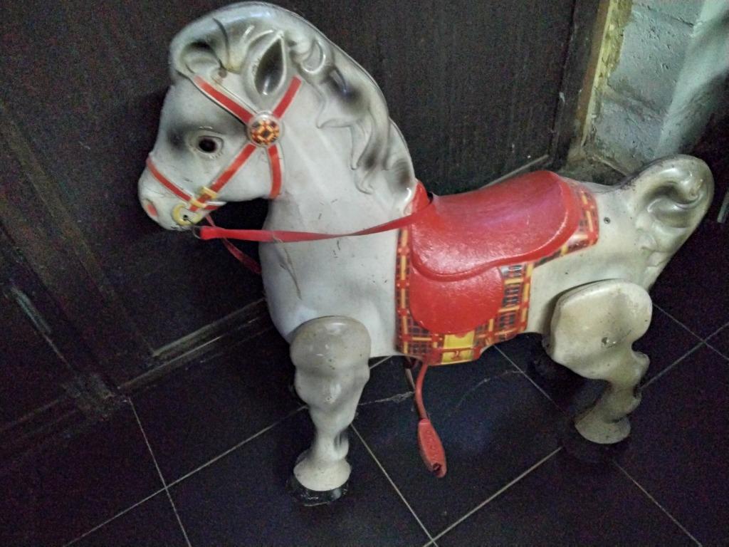 Oud speelgoed: metalen paard, Ophalen