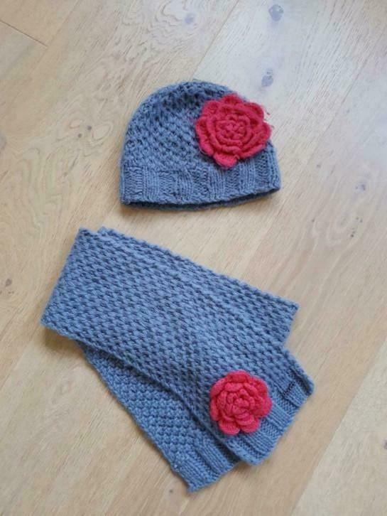 Bonnet et écharpe avec rose by Barts - taille 53, Enlèvement ou Envoi, Comme neuf, Fille, Ensemble