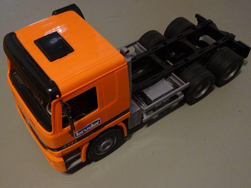 Bruder oranje Mercedes Benz 6x4 vrachtwagen, Ophalen of Verzenden, Zo goed als nieuw