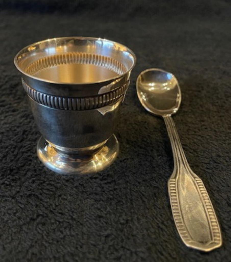 Eierdopje verzilverd met bijpassend lepeltje, Antiek en Kunst, Antiek | Zilver en Goud, Ophalen of Verzenden, Zilver