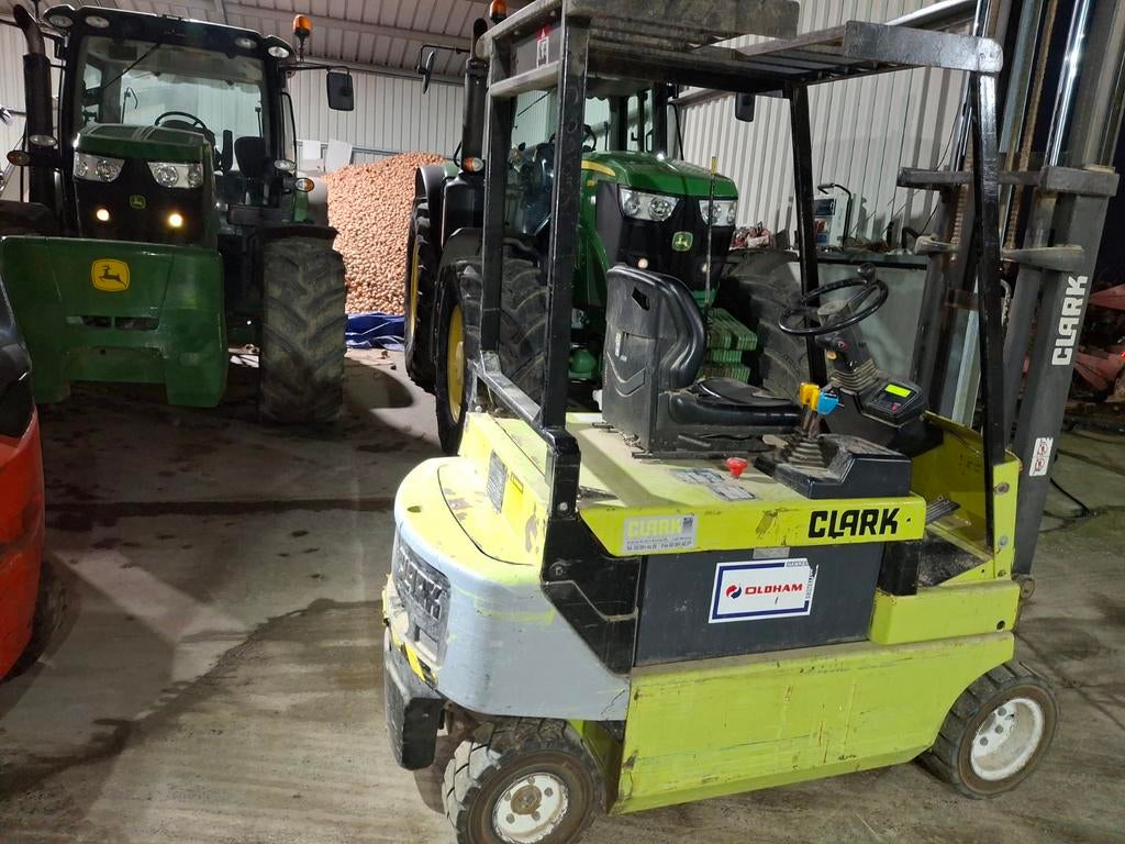 Clark ,klark ,heftruck 2 ton triplex ,lage prijsklasse, Zakelijke goederen, Ophalen, Clark, Vergel105@ hotmail.com