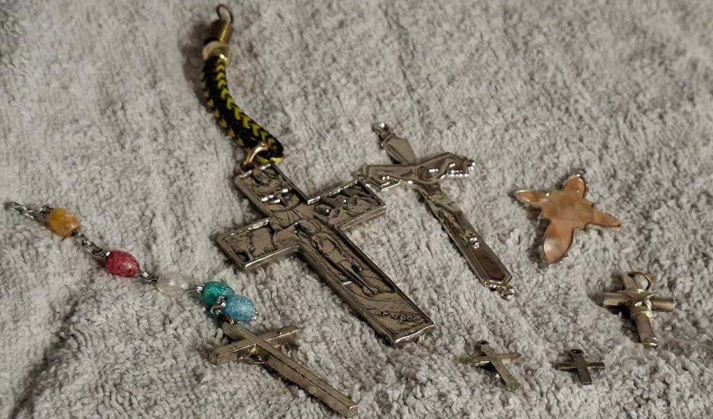 verschillende vintage crucifix hangertjes, Ophalen of Verzenden, Gebruikt, Sieraad, Christendom | Katholiek