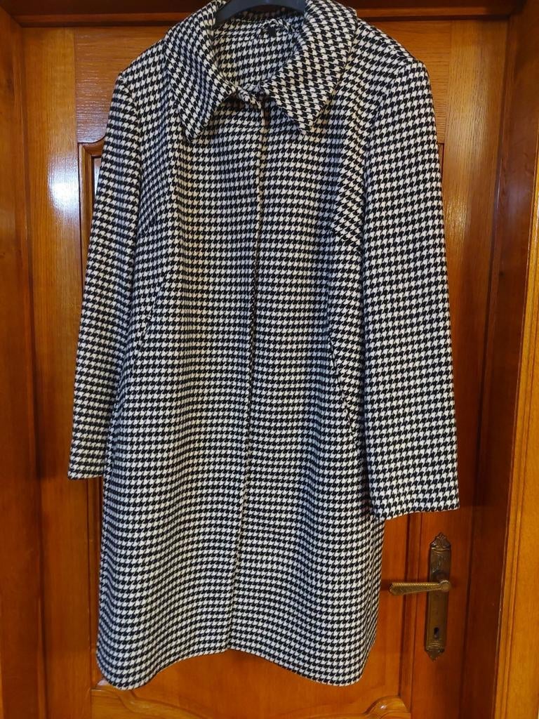 Modieuze wollen mantel maat 44, Kleding | Dames, Ophalen of Verzenden, Zo goed als nieuw, Maat 42/44 (L), Zwart