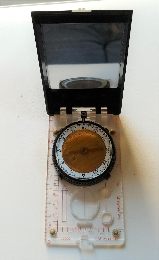 DBP Spiegelkompas WILKIE patent in leder etui, Verzamelen, Scouting, Gebruikt, Overige typen, Ophalen of Verzenden