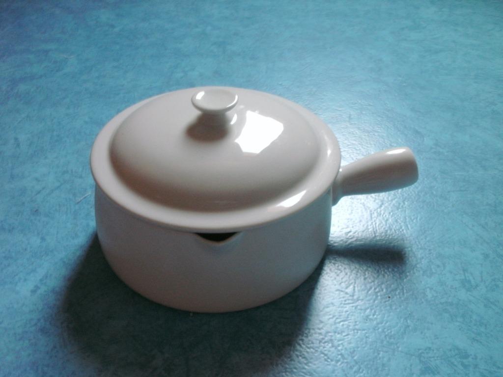 ovenbestendige witte porseleinen steelpan met deksel, Enlèvement ou Envoi, Neuf, Autres matériaux, Autres types