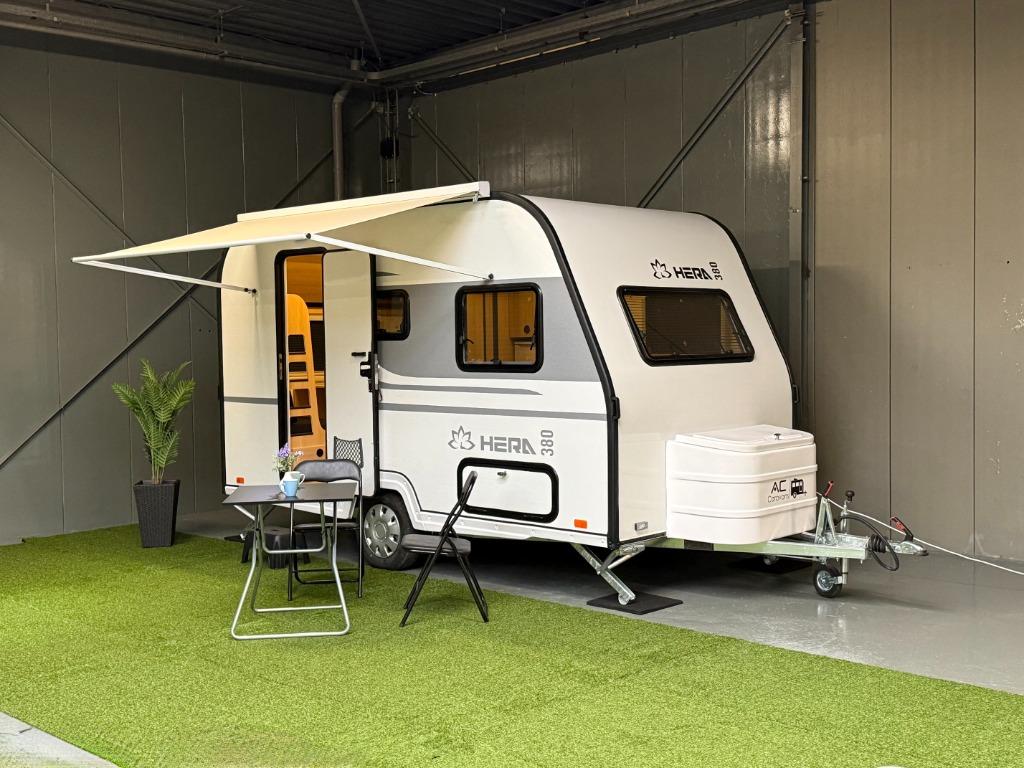 ✅CARAVAN HERA 380 • 2025 • 4PERSOONS • NIEUW • ALKO • 720KG, Overige merken, Bedrijf, Treinzit, Schokbreker