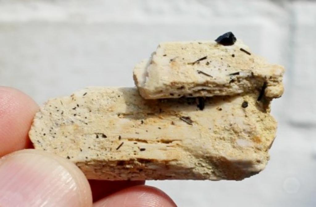 ORTHOKLAAS met TOERMALIJN uit Erongo in NAMIBIE, Verzamelen, Ophalen of Verzenden, Mineraal