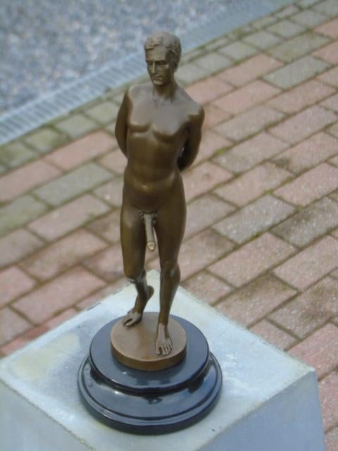 homme nu en bronze sur marbre signé, NICK, Antiquités & Art, Antiquités | Bronze & Cuivre, Bronze, Enlèvement ou Envoi