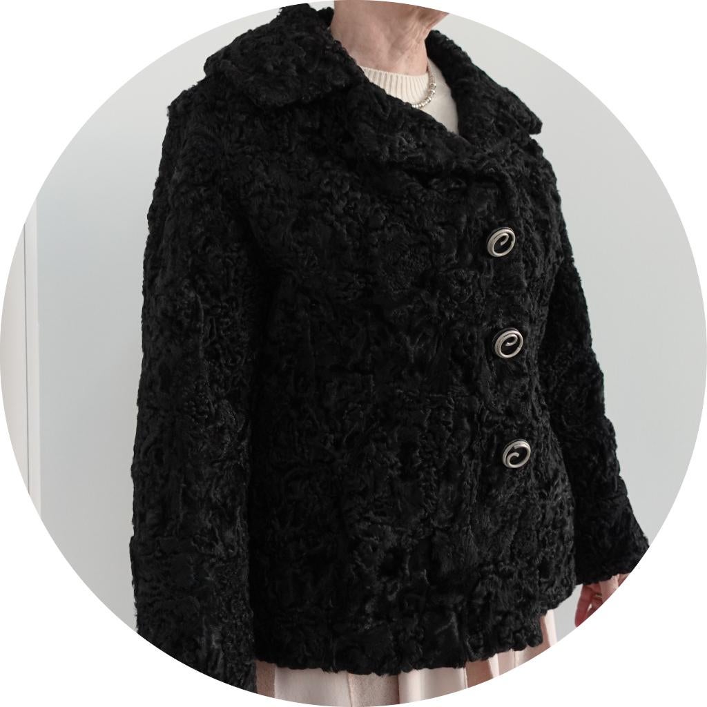 Zwarte Astrakan bontjas jaren 60 VINTAGE, Enlèvement ou Envoi, Comme neuf, Taille 38/40 (M), Noir