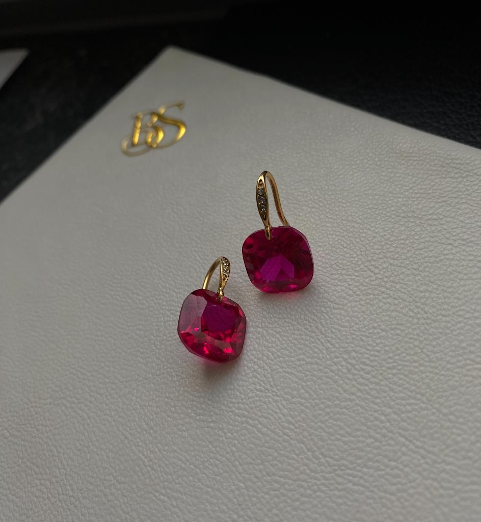 Oorbellen robijn verguld 18k, Handtassen en Accessoires, Oorbellen, Nieuw, Hangers, Overige materialen, Rood, Met edelsteen, Ophalen of Verzenden