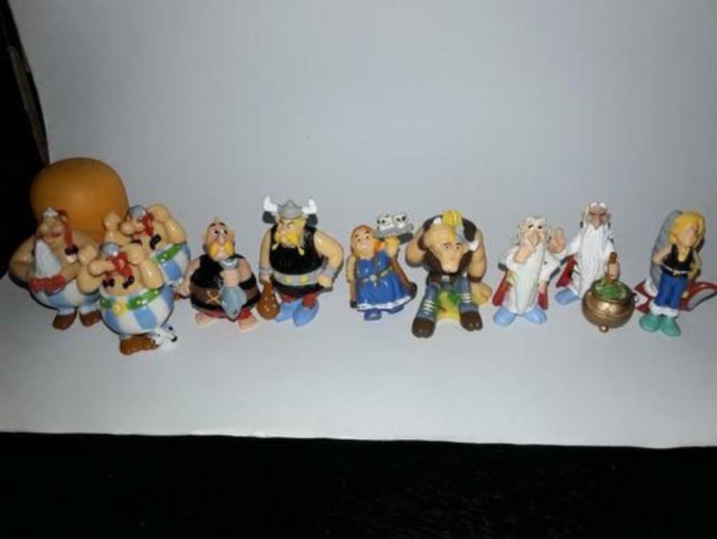 Lot 84 oeufs Kinder Astérix, Schtroumpf, Simpson..., Verzamelen, Ophalen of Verzenden, Nieuw, Hardplasticfiguren