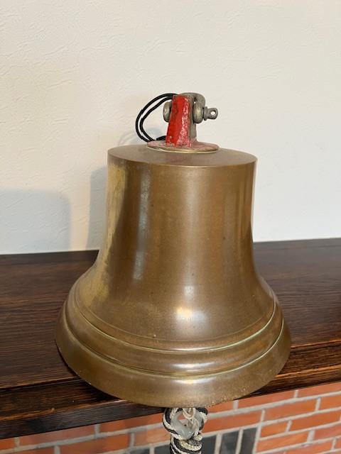 Oude bronzen scheepsbel van binnenschip, Ophalen