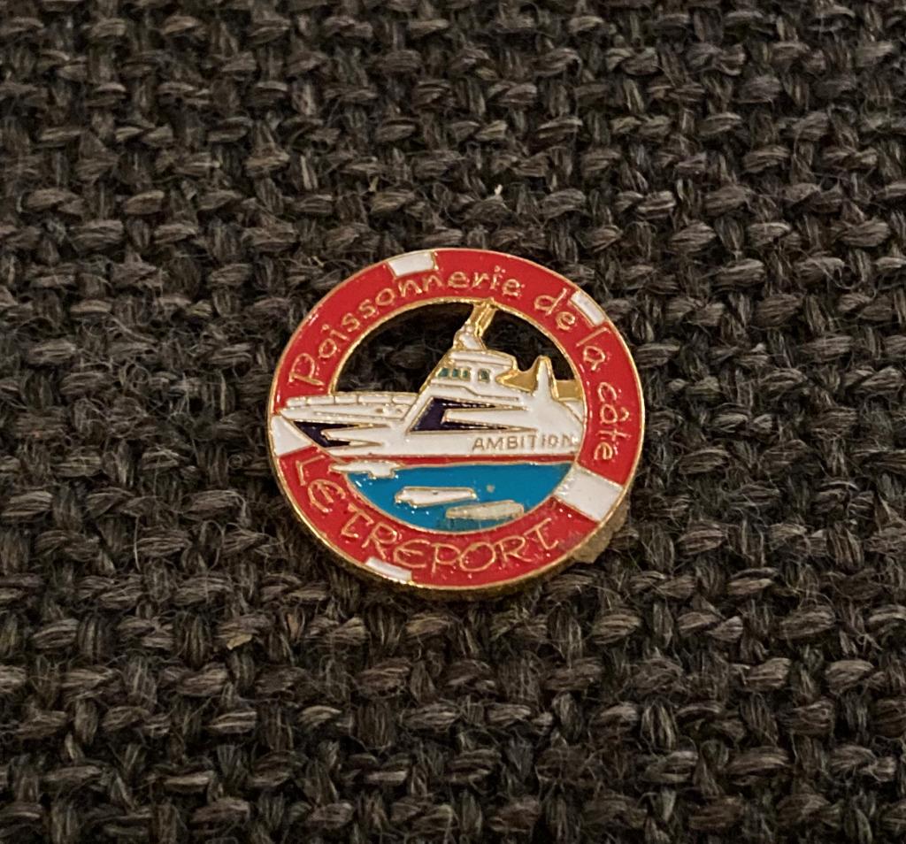 PIN - POISSONNERIE DE LA COTE - LE TREPORT, Envoi, Utilisé, Autres sujets/thèmes, Insigne ou Pin's