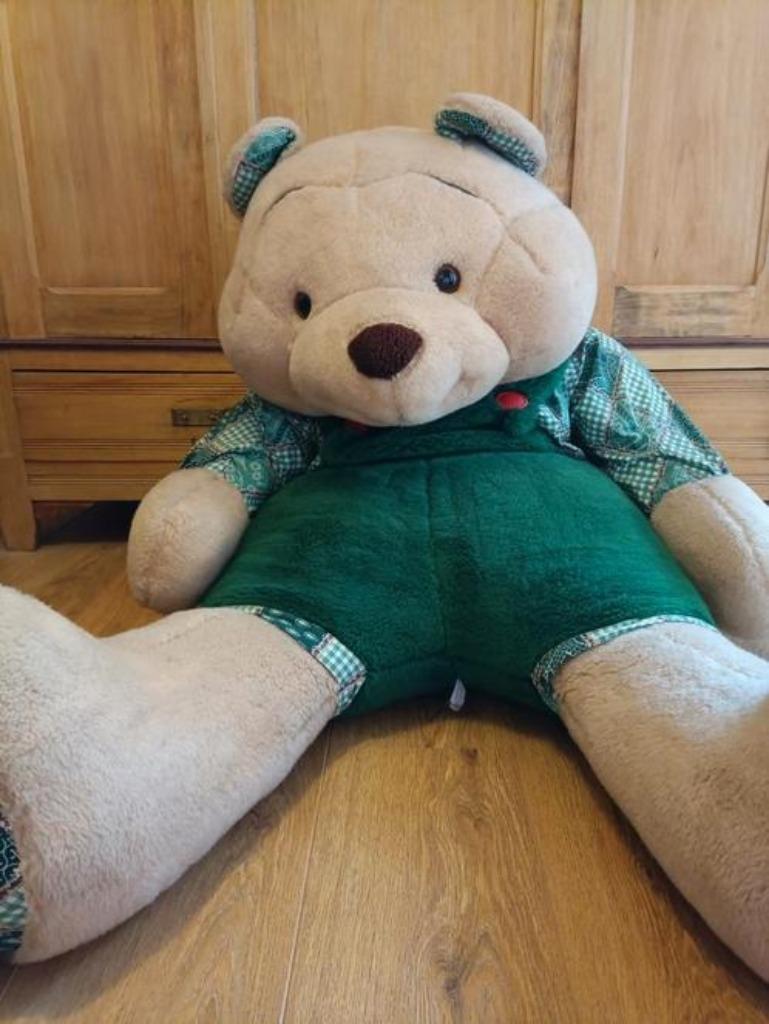Zeer grote knuffelbeer met groene kleertjes, Ophalen, Zo goed als nieuw, Beer