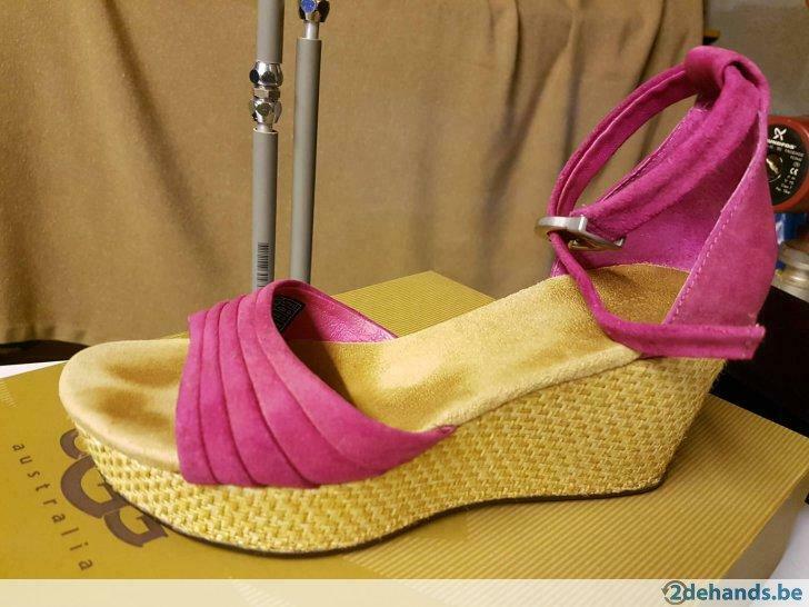 Ugg sandaal met plateau, Kleding | Dames, Ophalen of Verzenden, Gedragen, Slippers