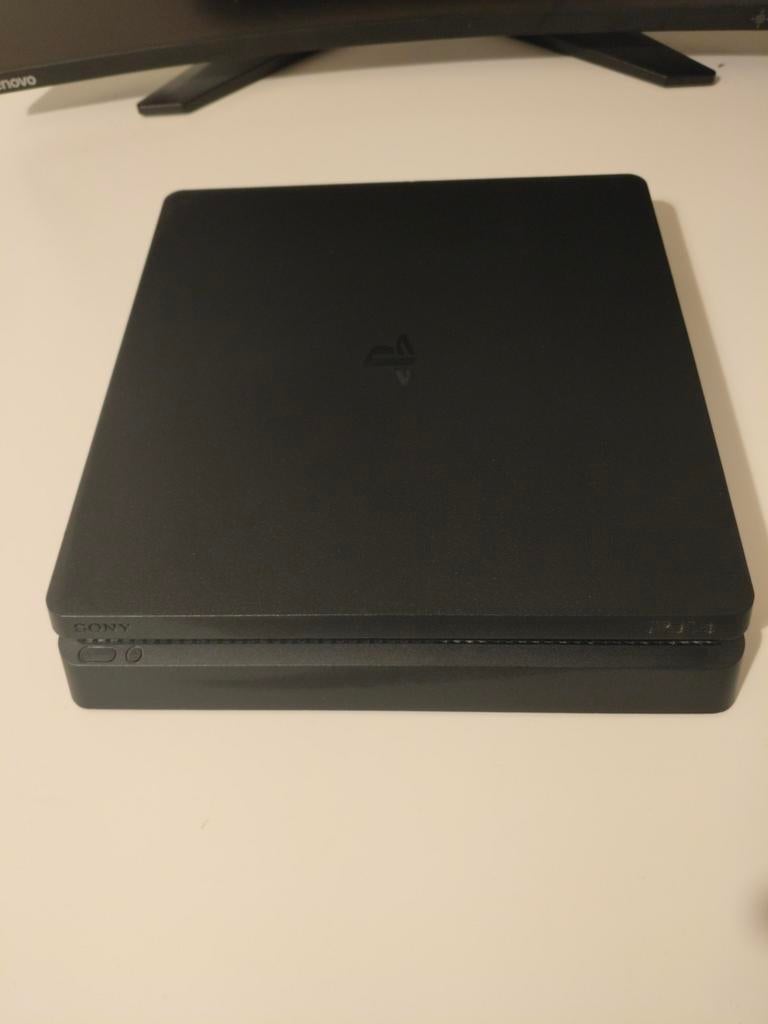 PS4 Slim 1TB – 5 Controllers – 4 Games – Charging Dock, Games en Spelcomputers, Ophalen, Met games, Zo goed als nieuw, 1 TB