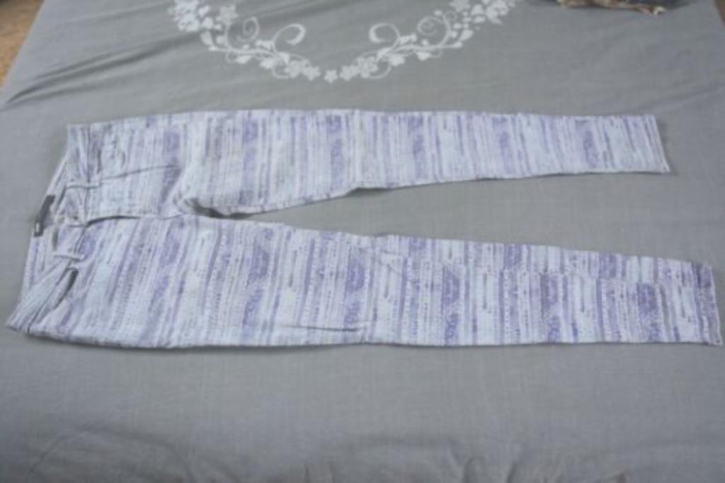 Jeans Levi's Legging W 28 L 31 met blauwe patronen, W28 - W29 (confectie 36), Gedragen, Levi's, Verzenden