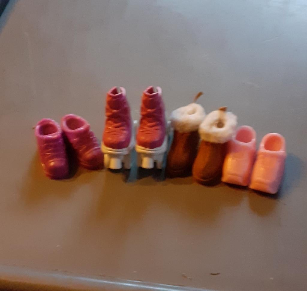 4 paires de chaussures sport pour poupée barbie lot 5, Enlèvement ou Envoi, Utilisé