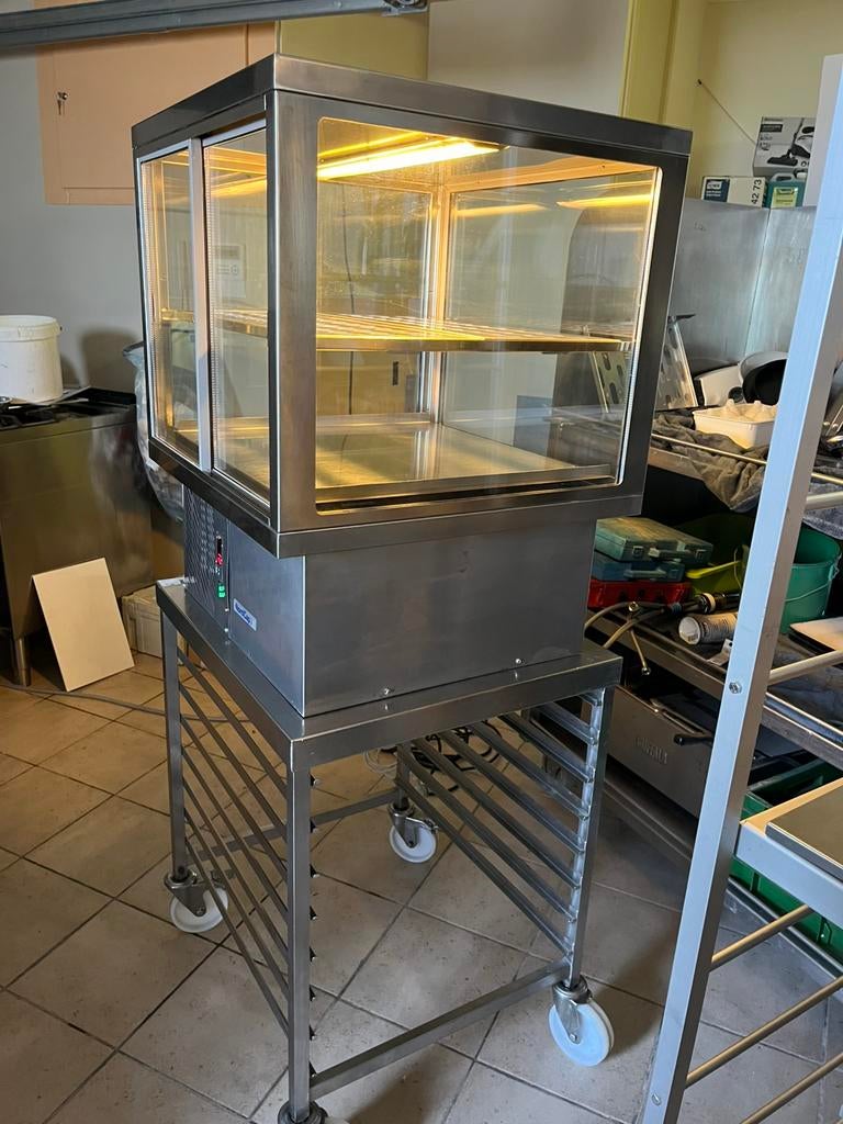Horeca centrale taartkoeling + kar op wielen.  61 x 64, Mobilier, Enlèvement, Utilisé, Nederland