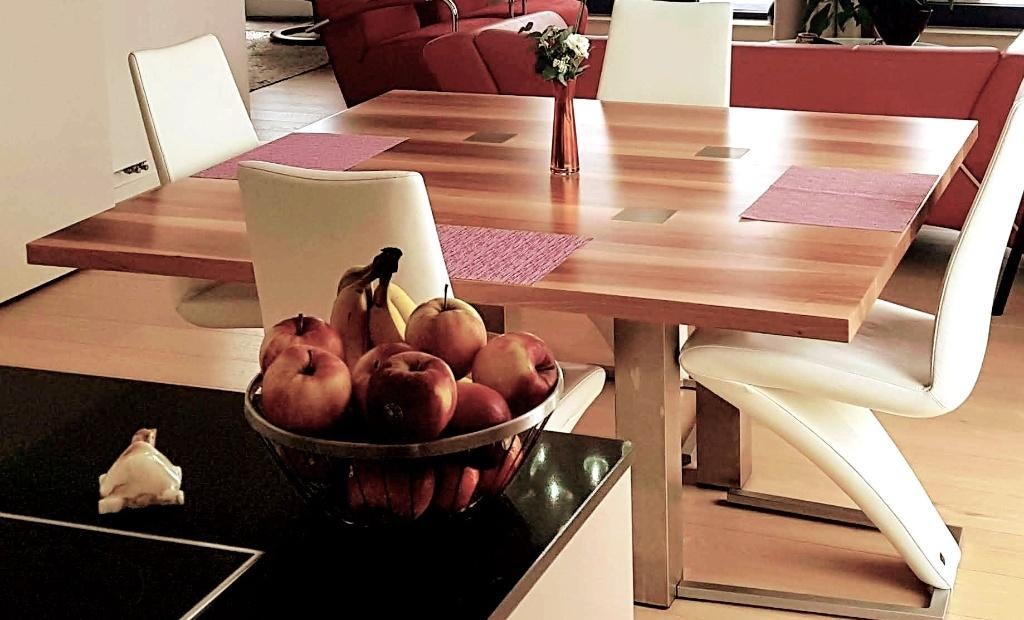 Zwitserse notenhouten eettafel met RVS poten, Huis en Inrichting, Tafels | Eettafels, Ophalen, Gebruikt, 150 tot 200 cm, Vierkant
