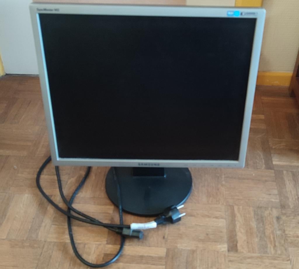 Ecran/moniteur Samsung SyncMaster 943 - 19", inclinable, Gaming, 3 à 5 ms, HD, 60 Hz ou moins