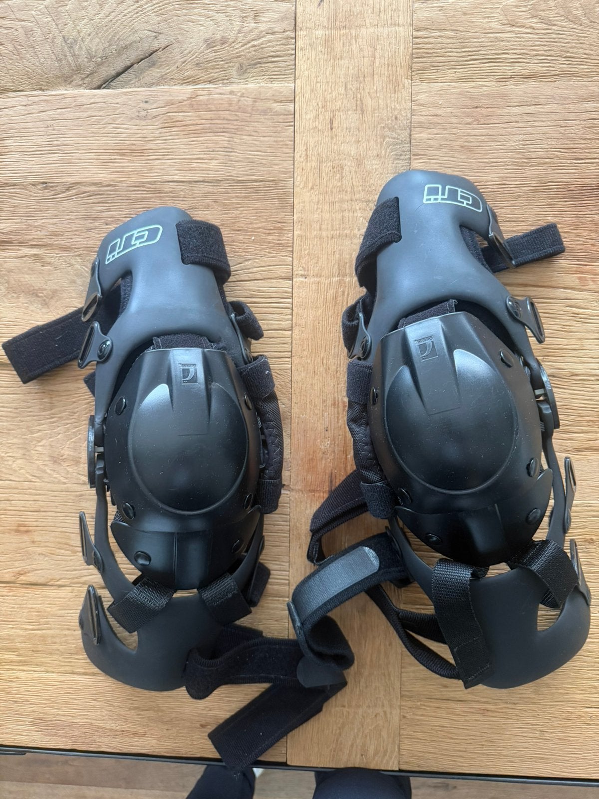 Ossúr CTI custom carbon rechtet en linker kniebrace, Motoren, Ophalen, Nieuw zonder kaartje, Heren, Overige typen