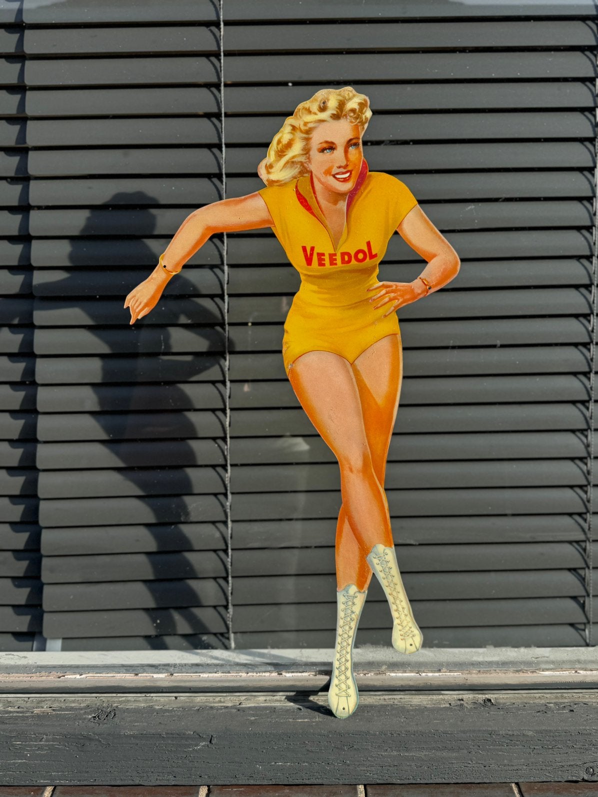 Veedol schaatster oude reclame pin up, Verzamelen, Reclamebord, Gebruikt, ., Ophalen of Verzenden