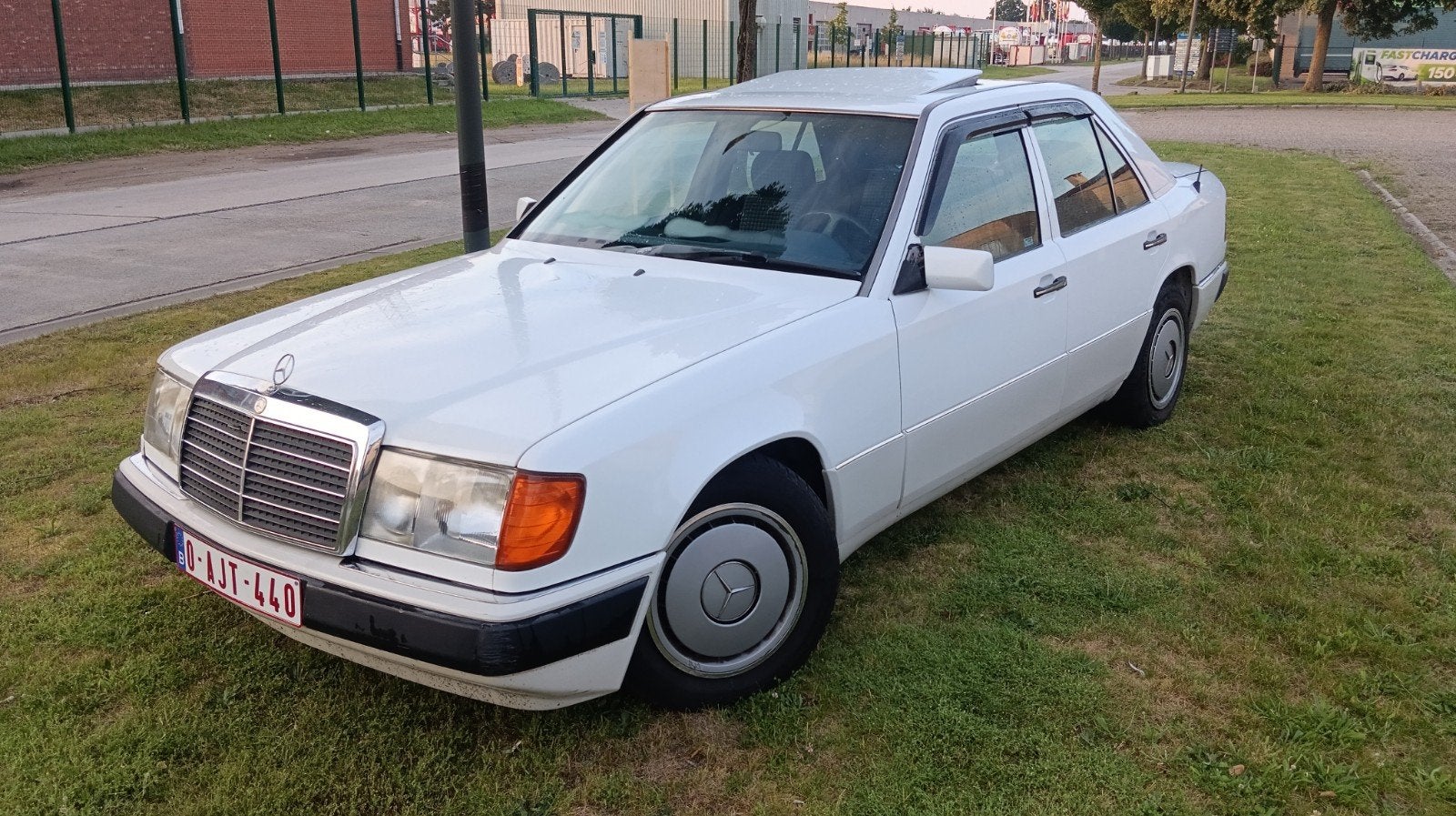 Te koop w124 E300 turbo diesel automaat E.erste eigena airco, Auto's, Automaat, 4 deurs, 4x4, Wit