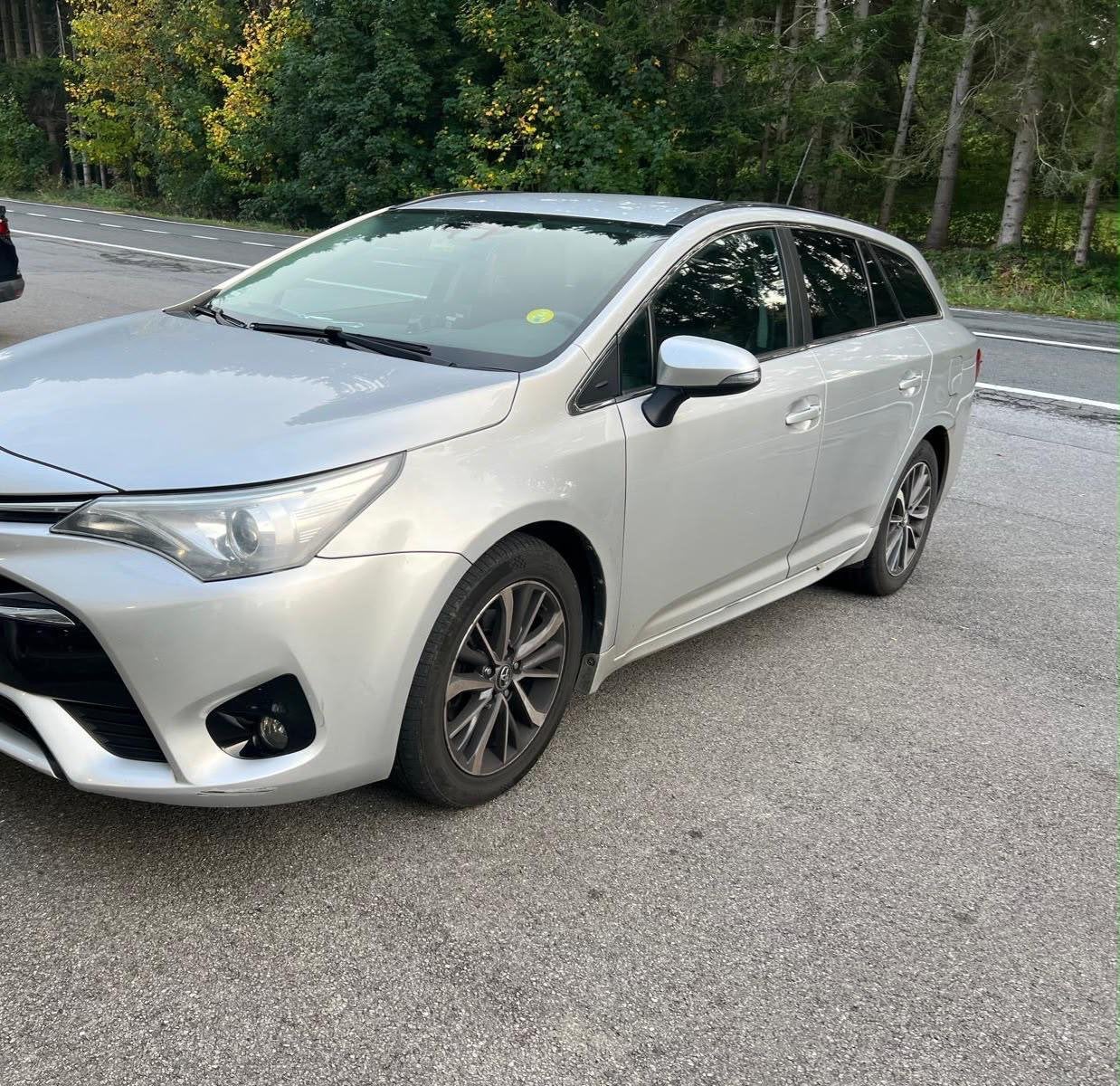Toyota Avensis 1.6 diesel euro 6b, Autos, Argent ou Gris, Achat, Avensis, Boîte manuelle