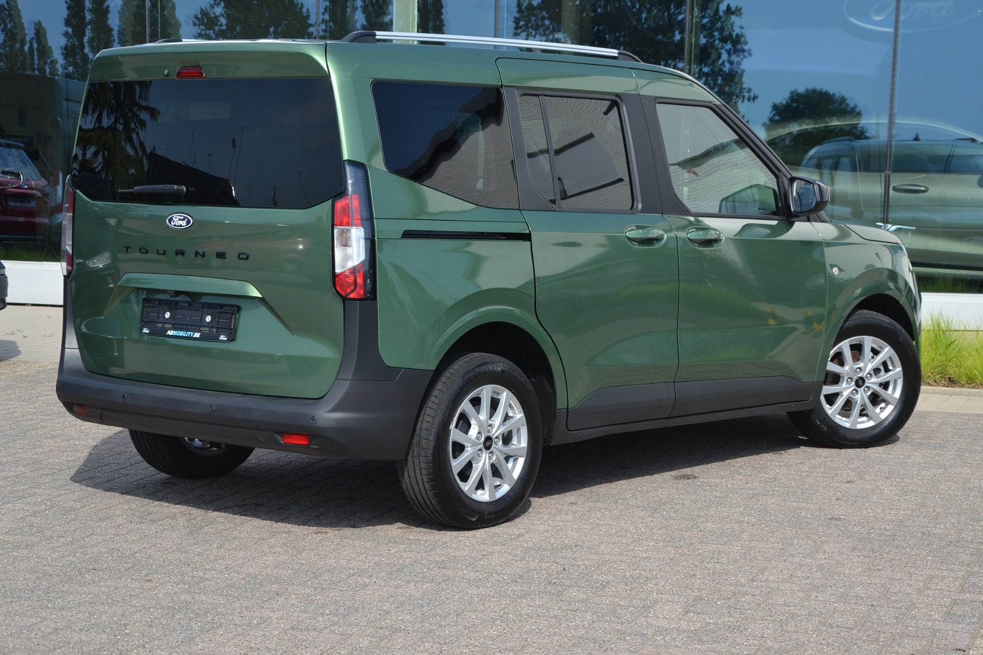 Ford Tourneo Courier (bj 2025), Auto's, Ford, Gebruikt, Zwart, Overige kleuren, Bedrijf